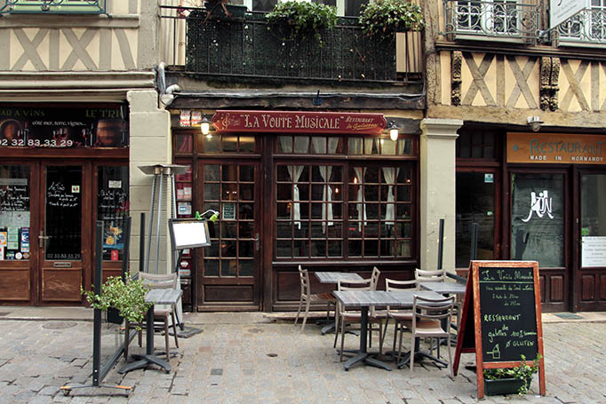 A café in Rouen with outdoor seating